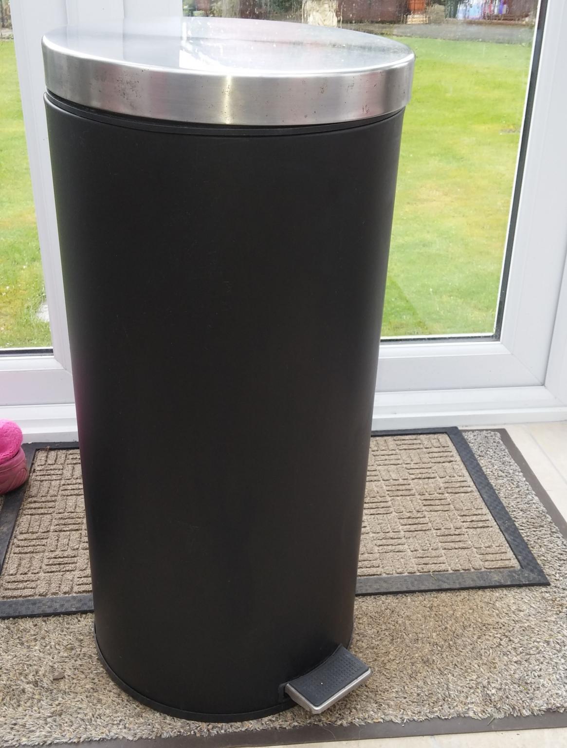 30 litre kitchen bin in matt black in KT4 Ewell for £15.00 for sale
