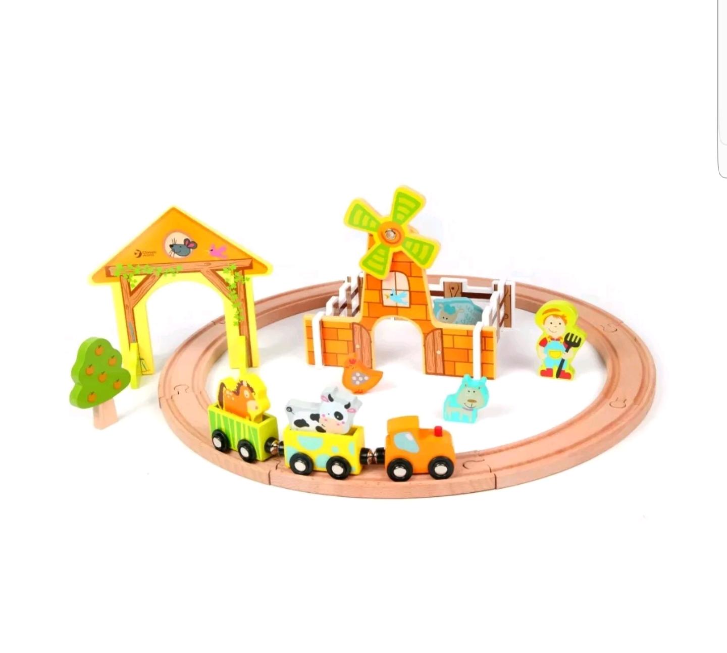 Classic World Wooden Farm Train Set with 25 in B68 Sandwell für 10,00