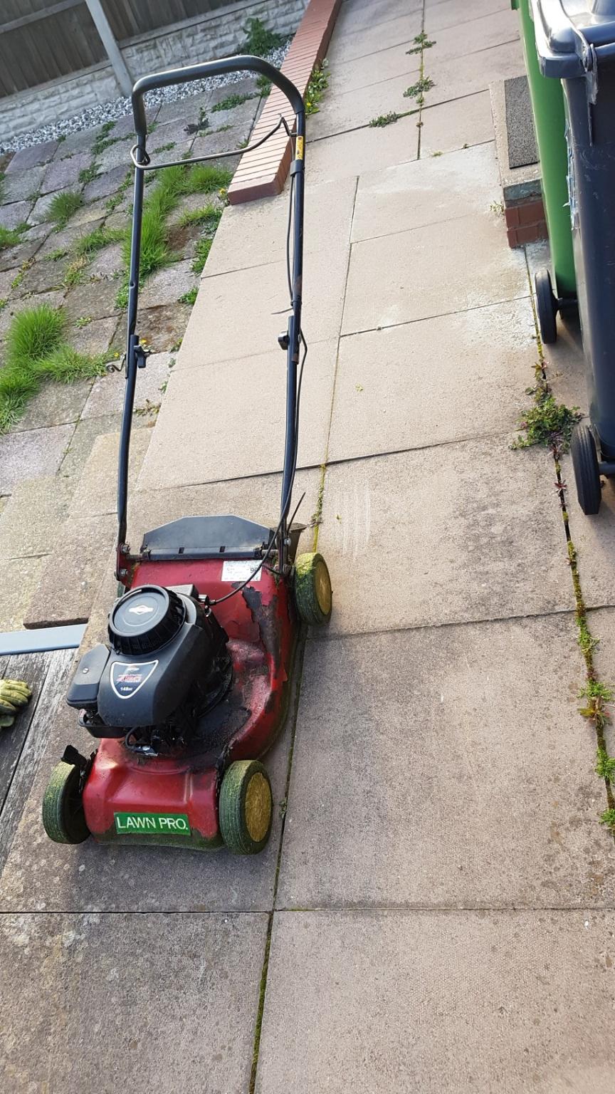 Briggs & Stratton 450 petrol 148cc lawn mower in WS10 Walsall for £15.