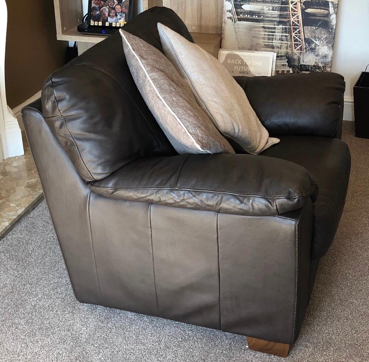 3 Seater leather sofa with matching armchair in B77 Tamworth für £ 180