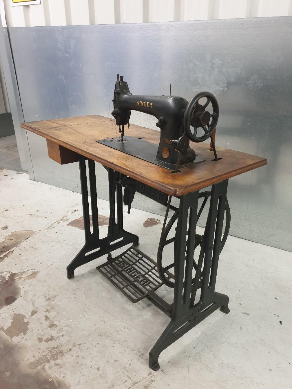 SINGER 31K HEAVY DUTY SEWING MACHINE & TABLE in DY8 Dudley für 150,00