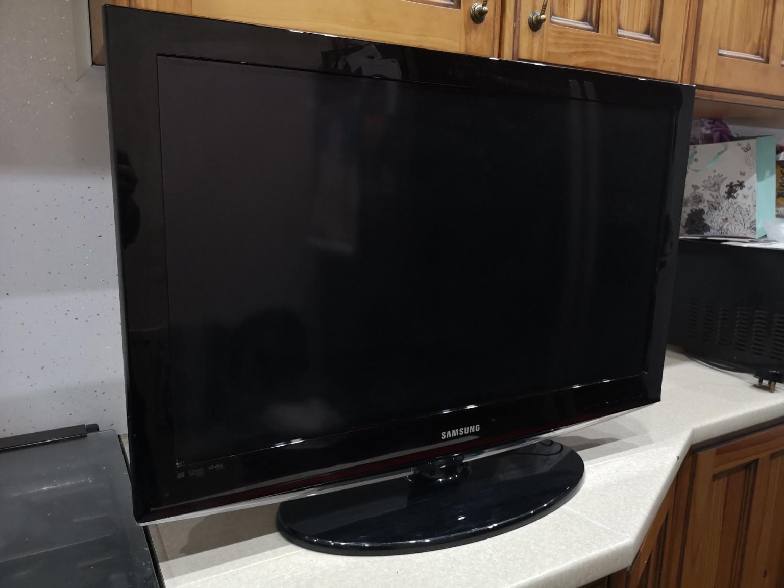 Samsung LE32C450E1W 32" HD Ready LCD TV in Calderdale for £30.00 for