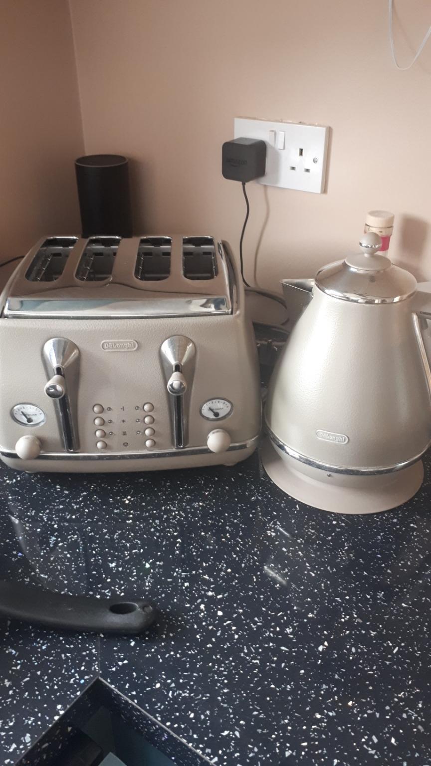 Delonghi Taupe kettle and toaster in B62 Dudley für 60,00 £ zum Verkauf