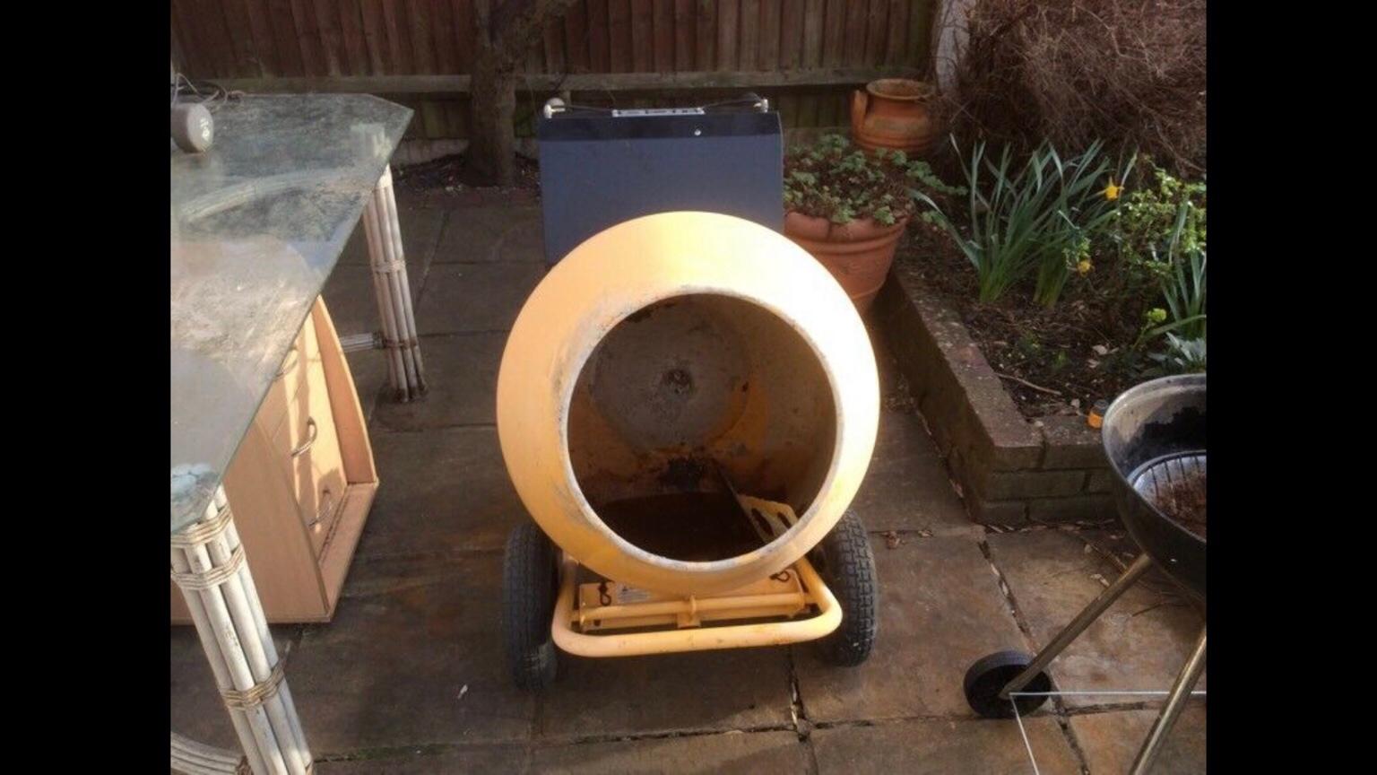 JCB Corded 370W 230V Cement Mixer 134L in TW14 Spelthorne for £180.00