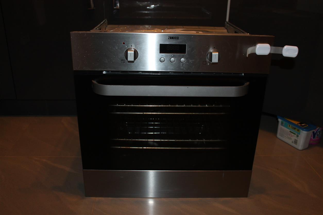 Zanussi ZOB343X Single Electric Oven in Monkston für £ 99,00 zum