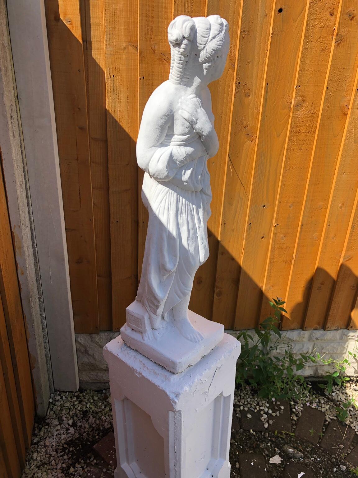 White solid concrete lady statue in L5 Liverpool für £ 25,00 zum