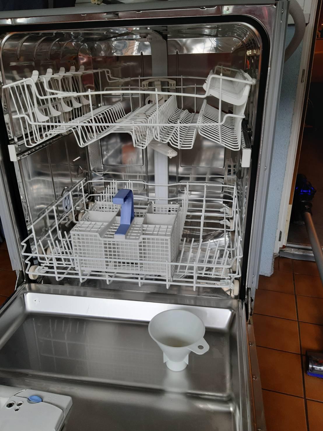 Geschirrspüler von Whirlpool,teilintegrierbar in 9300 Sankt Veit an der