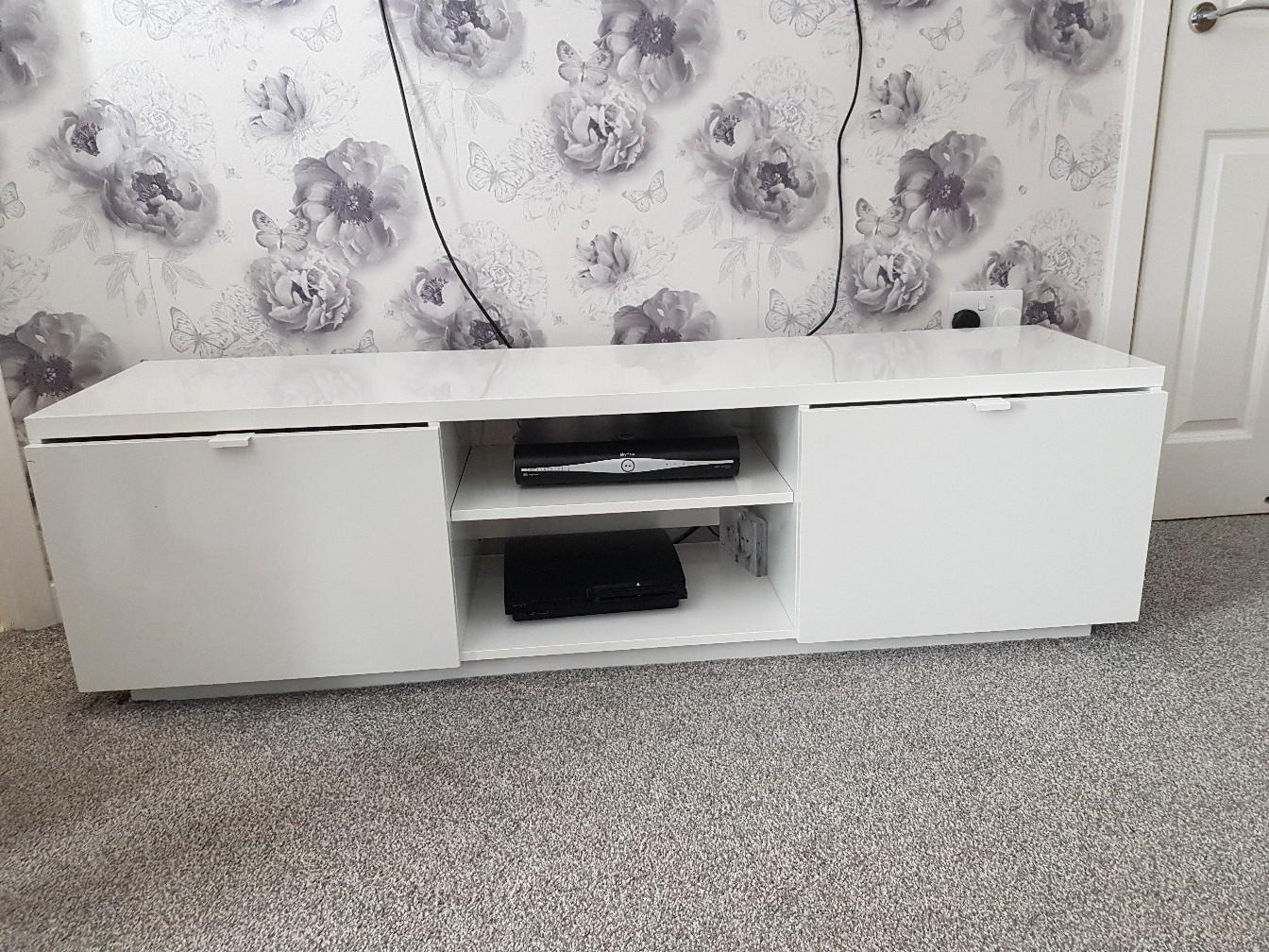 ikea white gloss tv stand £50 in RM16 South Ockendon für 45,00 £ zum