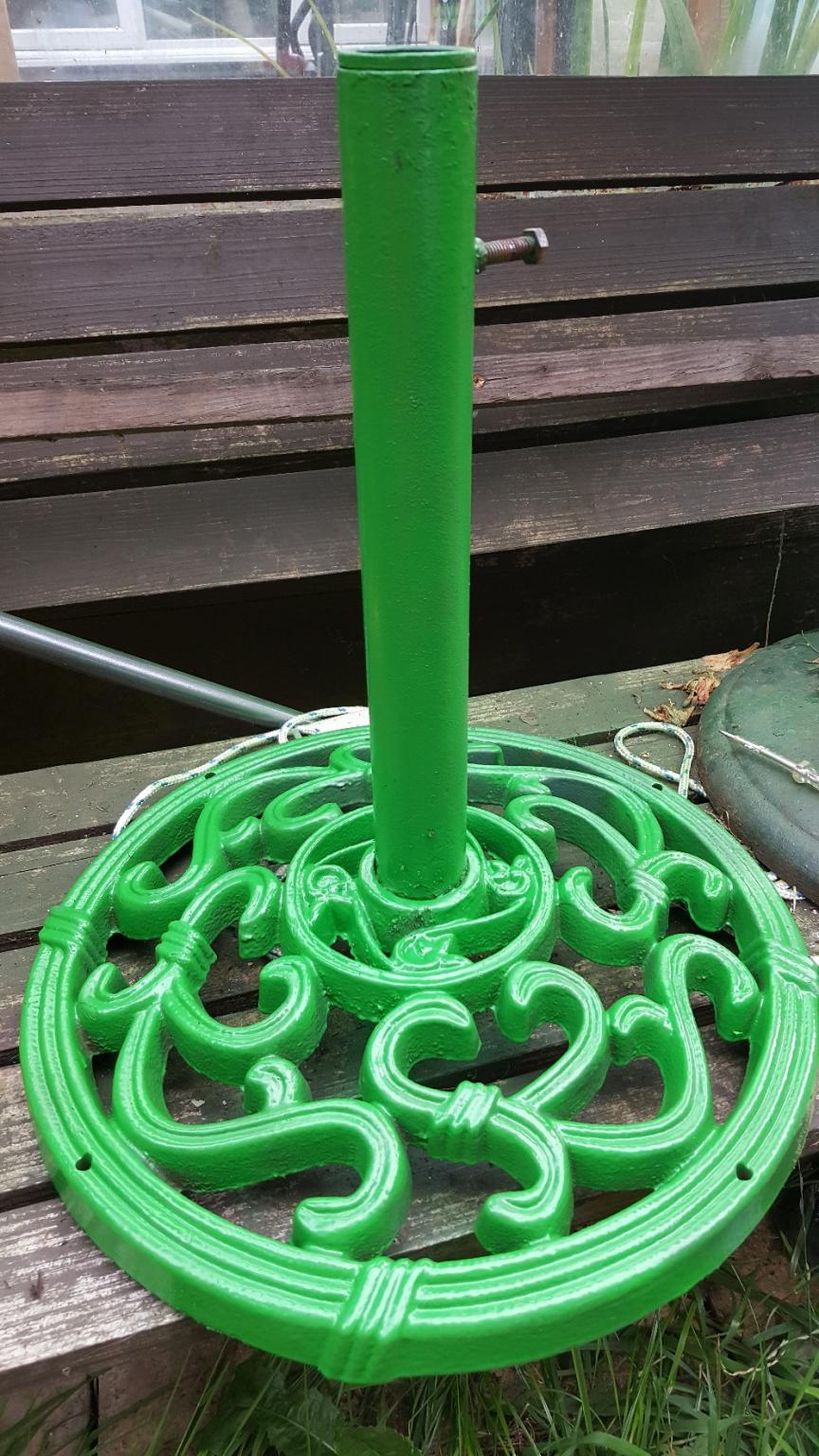 cast iron umbrella stand or flag pole stand in Milton Keynes für £ 8,00