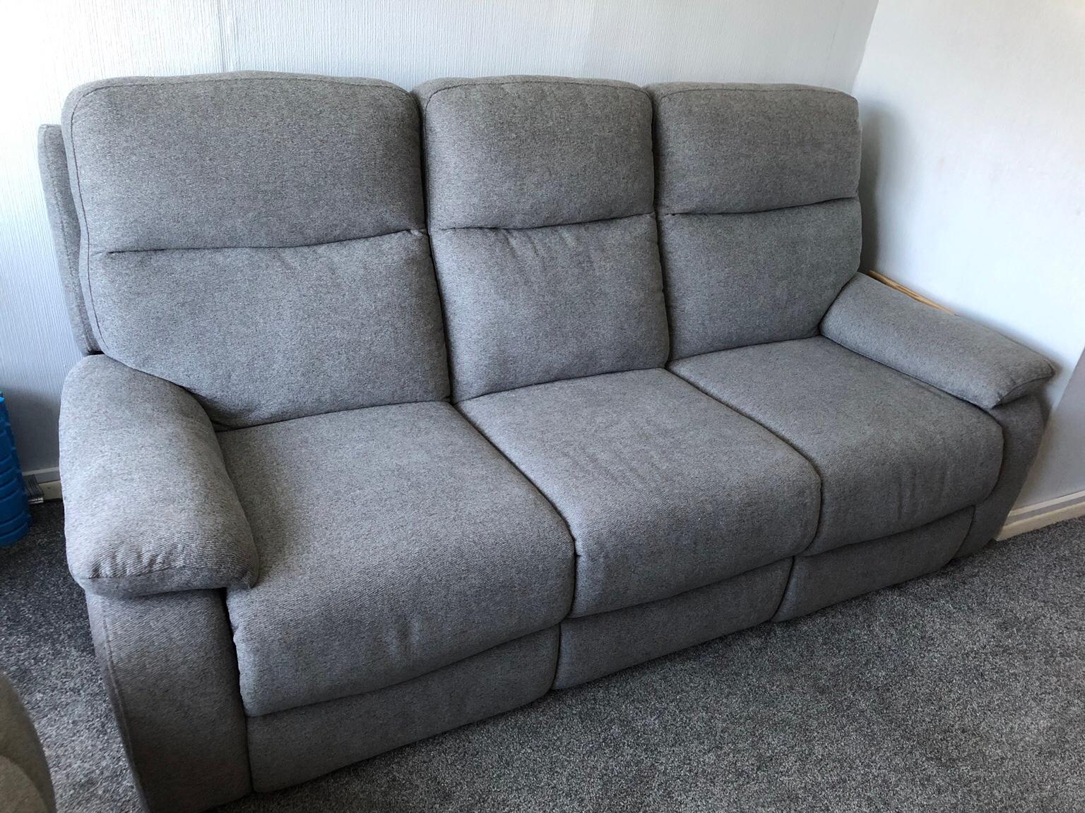 2 and 3 seater recliner sofas in NN4 Northampton für £ 600,00 zum