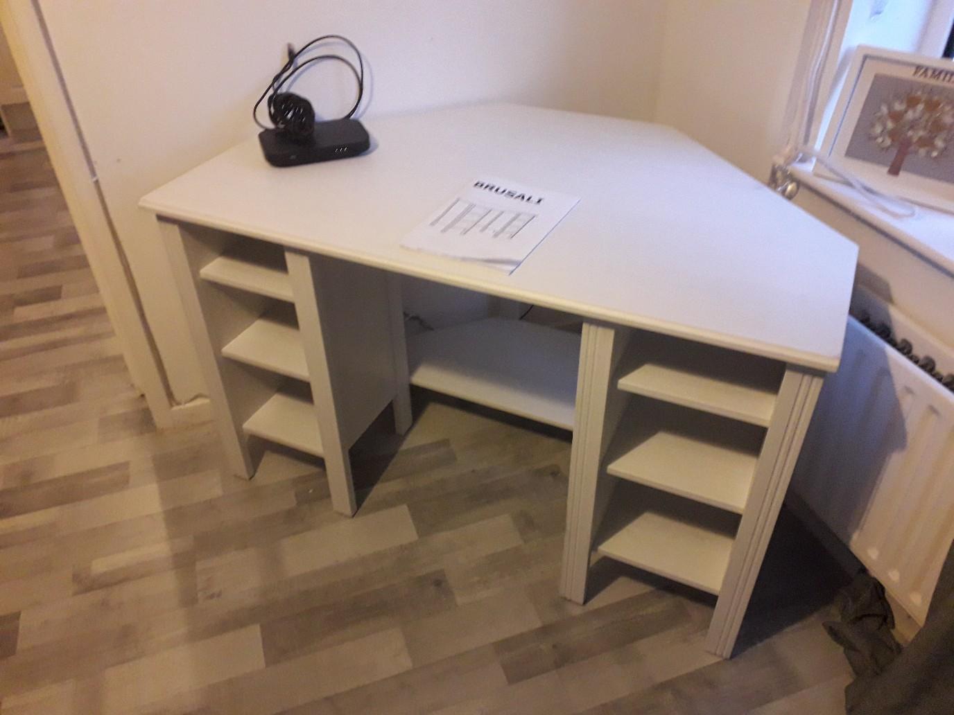 Ikea brusali white corner desk and chair in NE38 Sunderland für 30,00
