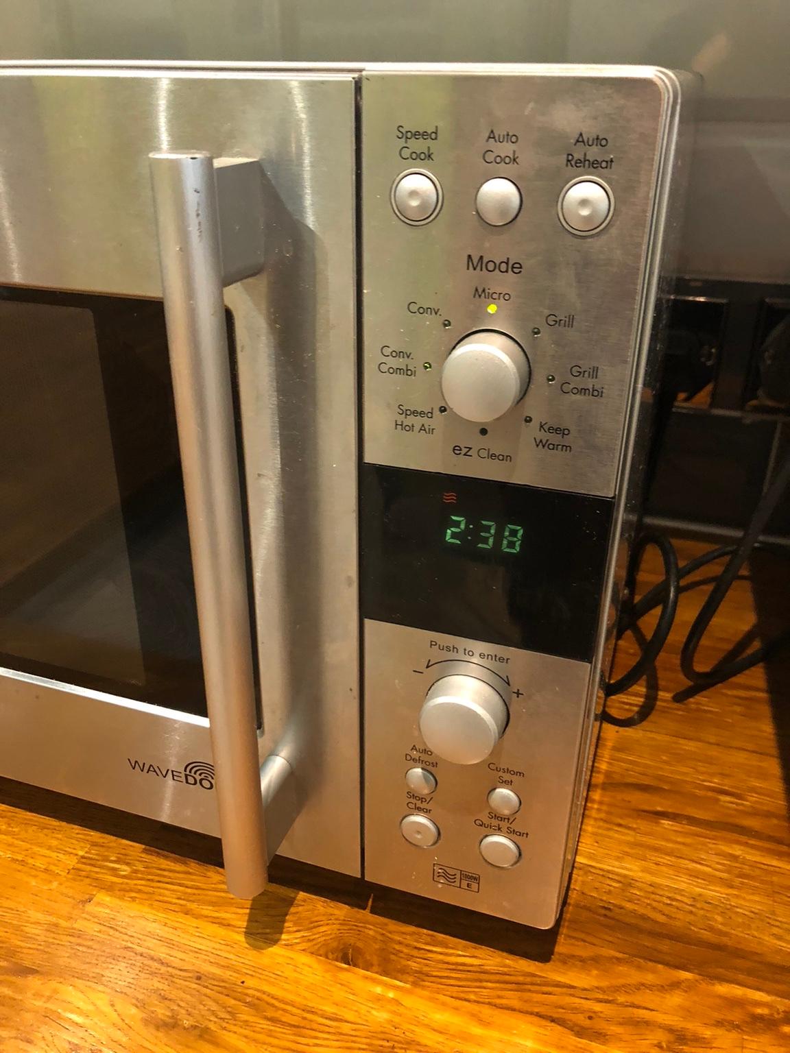 LG Wavedom microwave grill oven Silver in SW6 Fulham für 45,00 £ zum