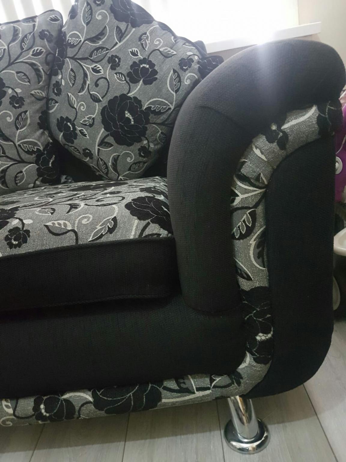 3 and 2 seater sofas in OL8 Oldham für £ 200,00 zum Verkauf Shpock AT