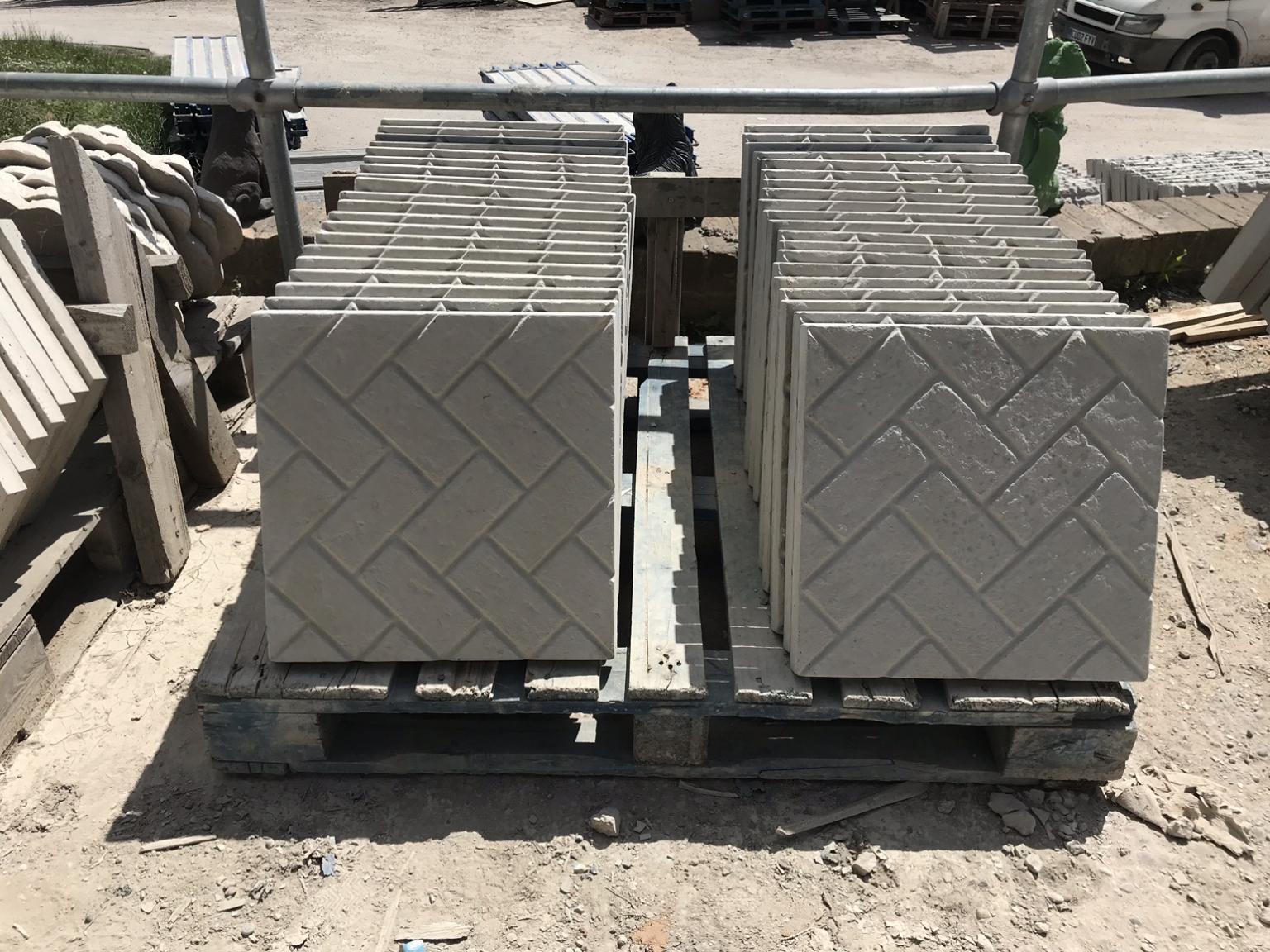 450x450mm brick style concrete paving slabs in Rotherham für 4,00 £ zum