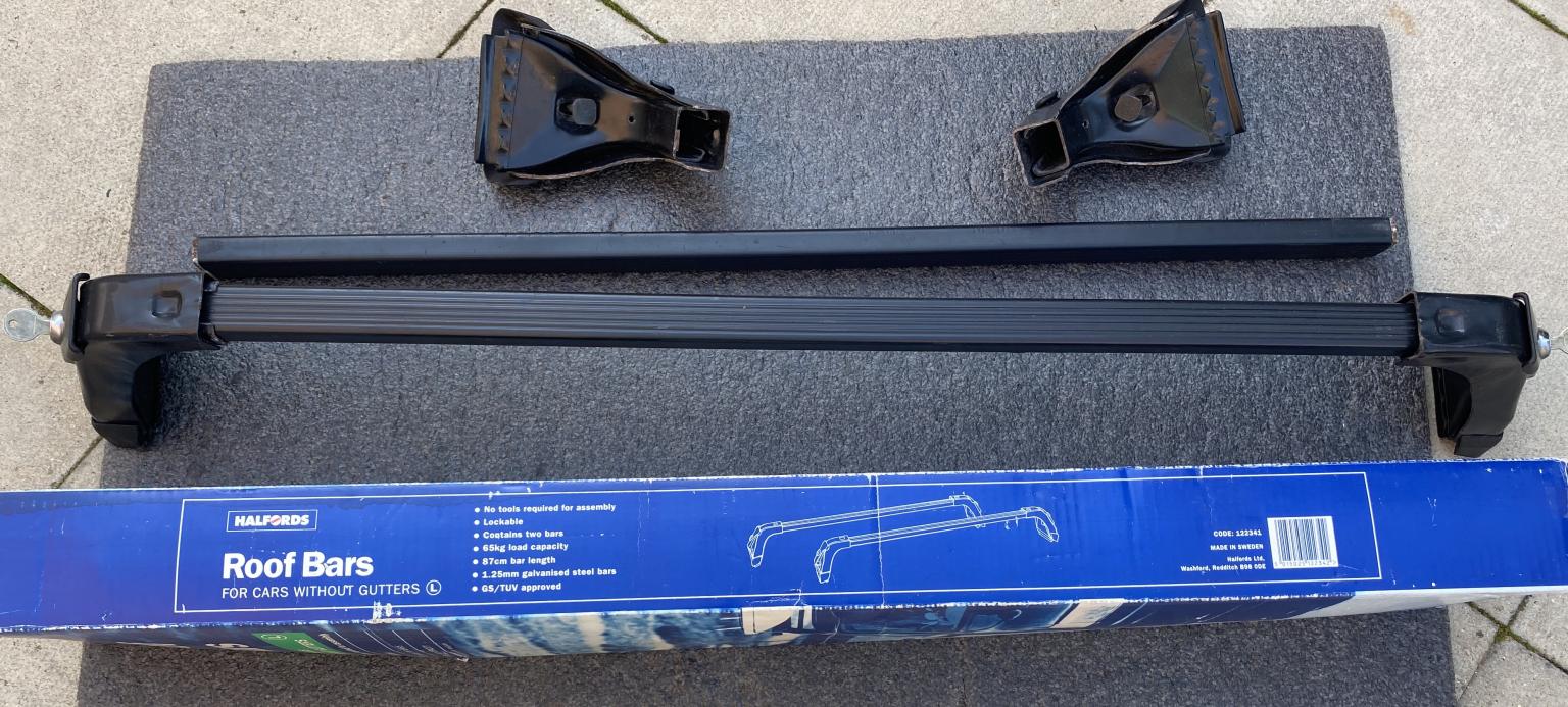 Halfords Roof locking Bars car without gutter in LE18 Wigston for £25.00 for sale Shpock