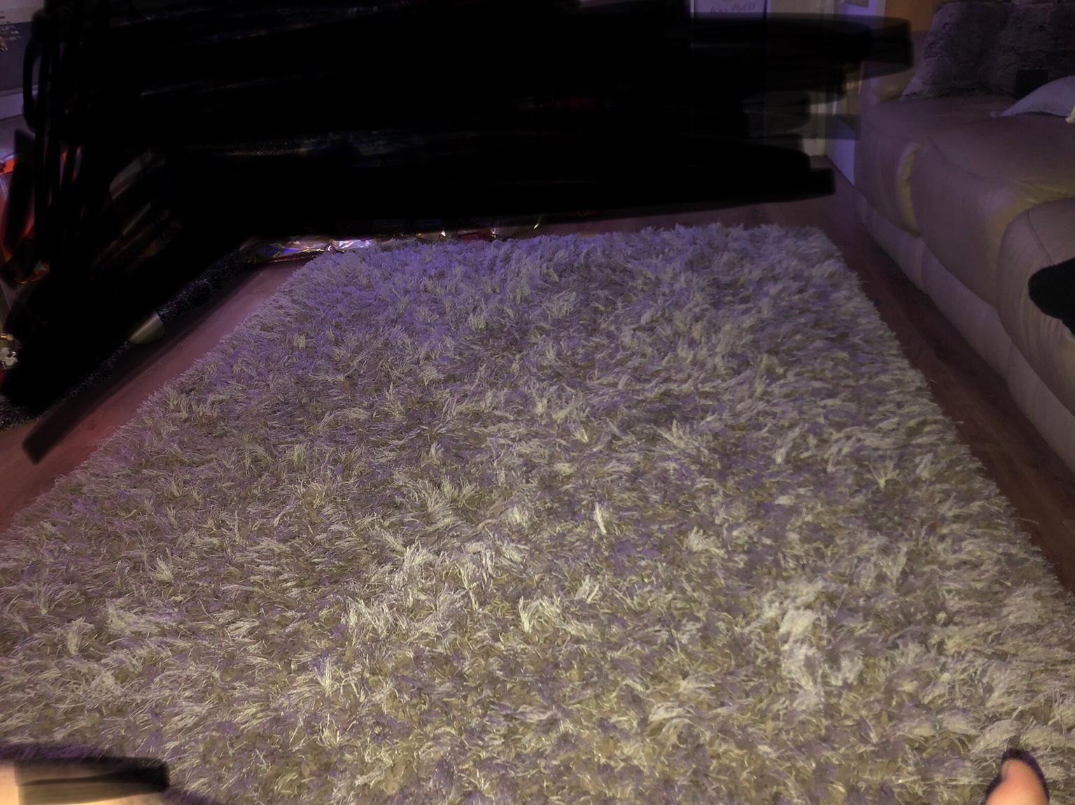 EXTRA LARGE FLUFFY RUG in TW8 Hounslow für £ 50,00 zum Verkauf Shpock AT