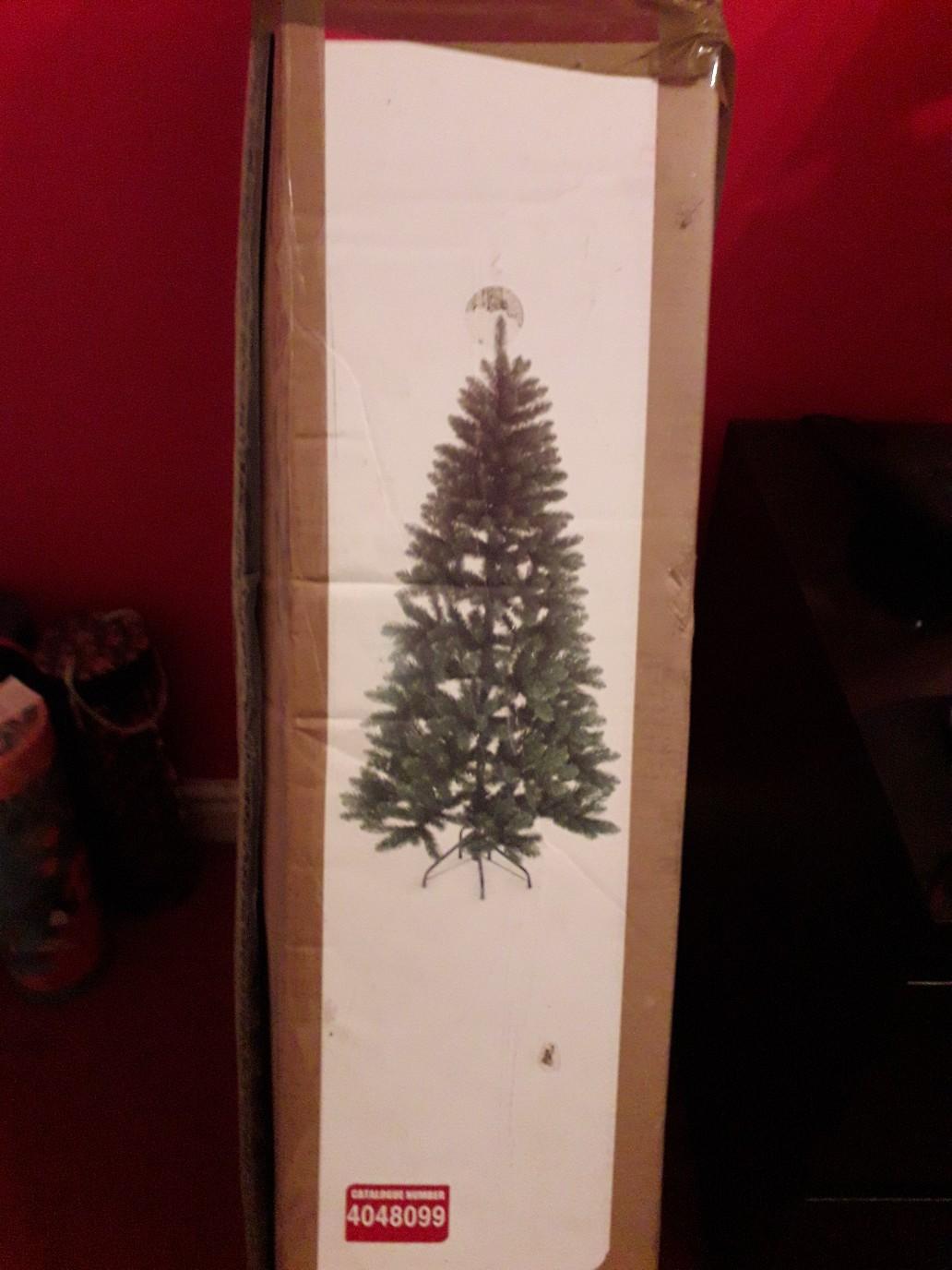 6ft half Christmas tree goes flat on wall in B69 Sandwell für 15,00