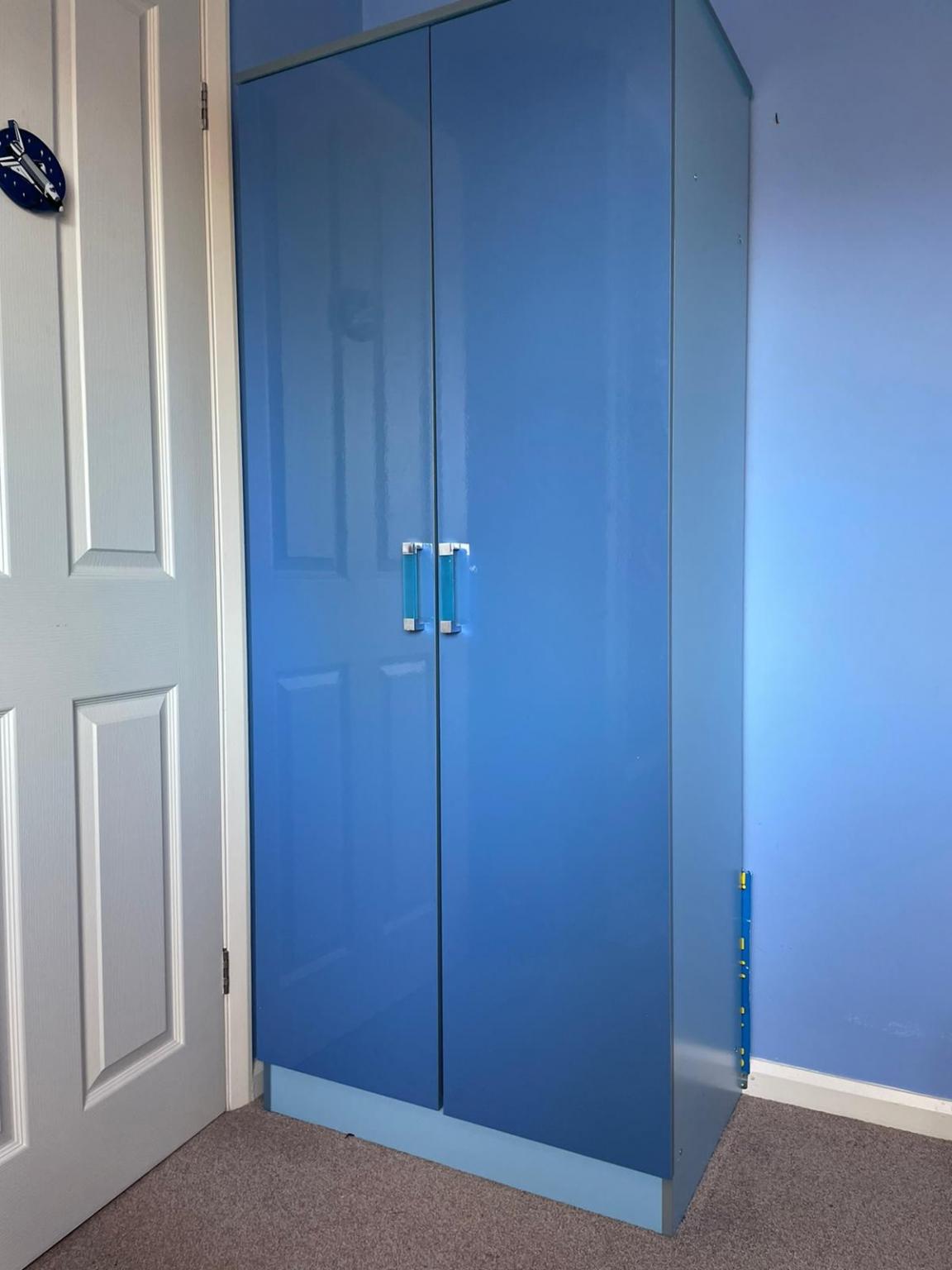 Blue two tone gloss Childs wardrobe. in S40 North East Derbyshire für £