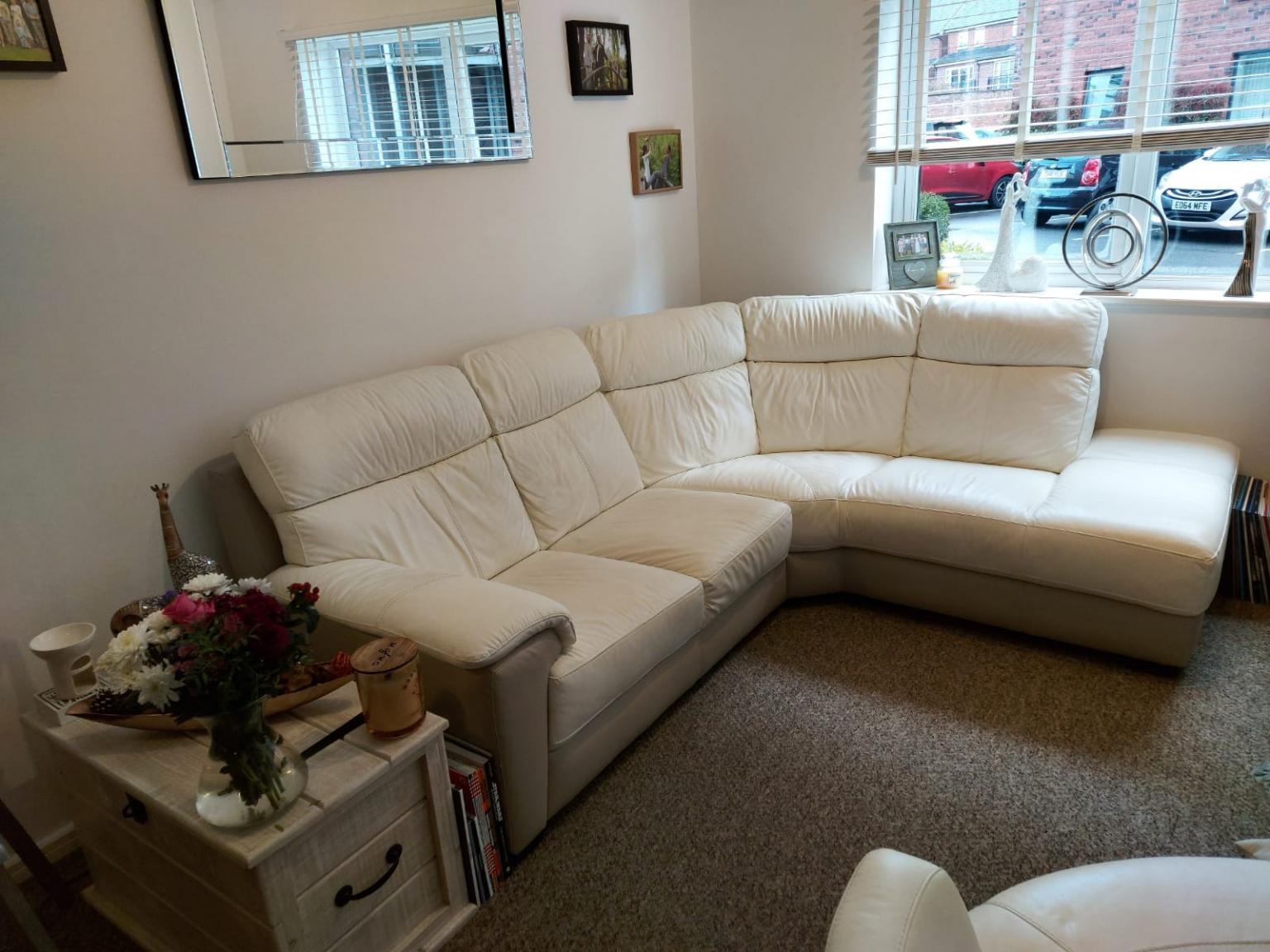 Leather Sofa and Swivel Chair in WA1 Warrington für 800,00 £ zum