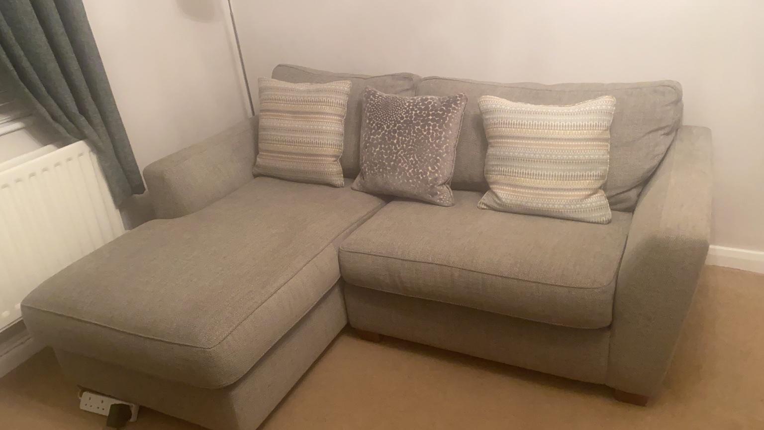 Corner sofa in Reigate and Banstead für 200,00 £ zum Verkauf Shpock DE