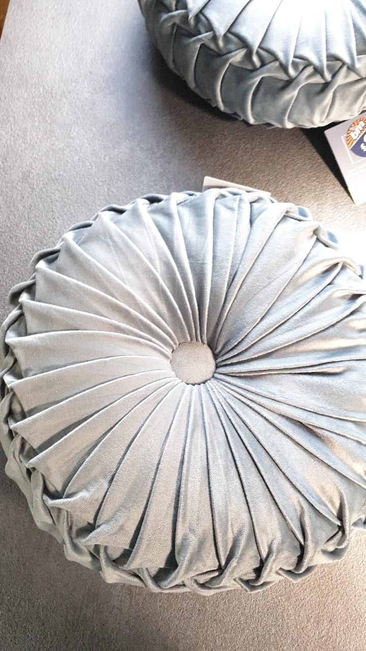 blue ruched velvet round cushions in NN9 Finedon für 3,50 £ zum Verkauf