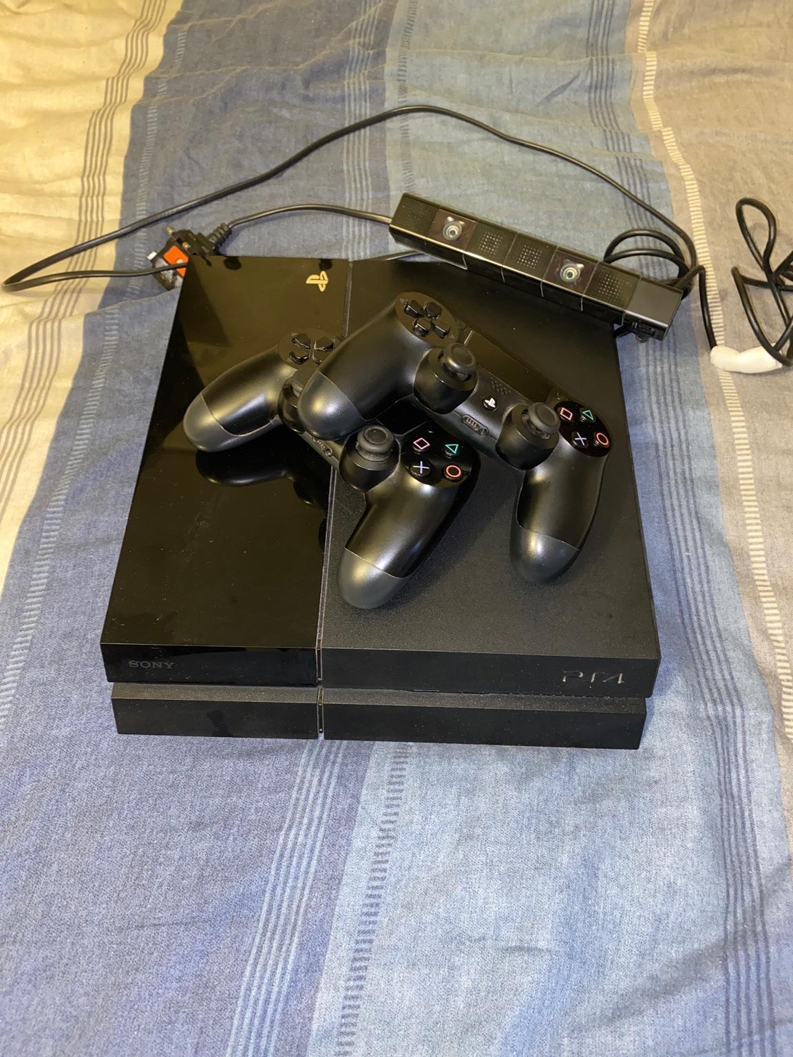 Sony PS4 Console with 2 controllers in N19 Islington für £ 150,00 zum