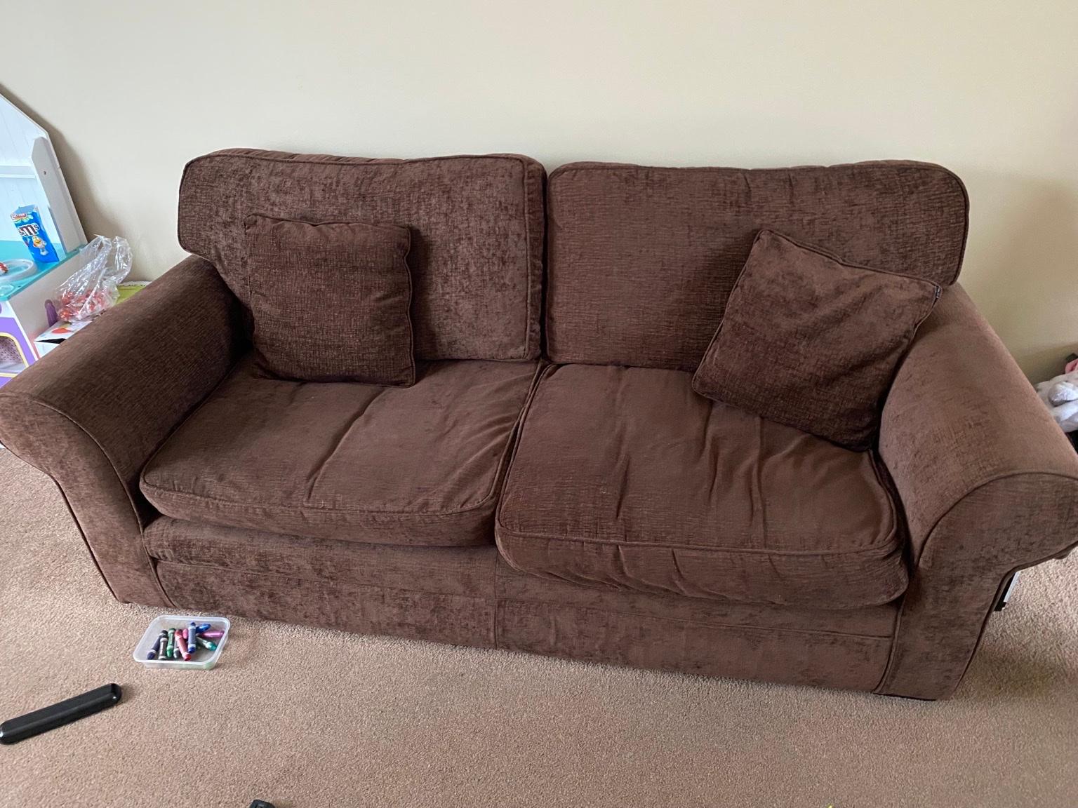 FREE 2 Seater and 3 seater sofa in Rotherham für gratis zum Verkauf
