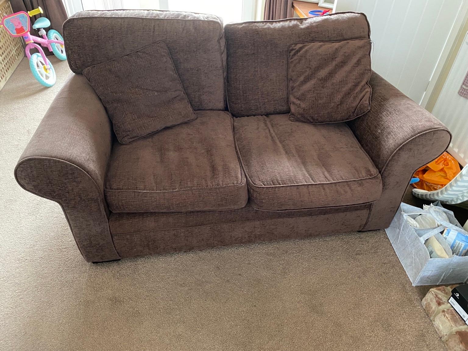 FREE 2 Seater and 3 seater sofa in Rotherham für gratis zum Verkauf