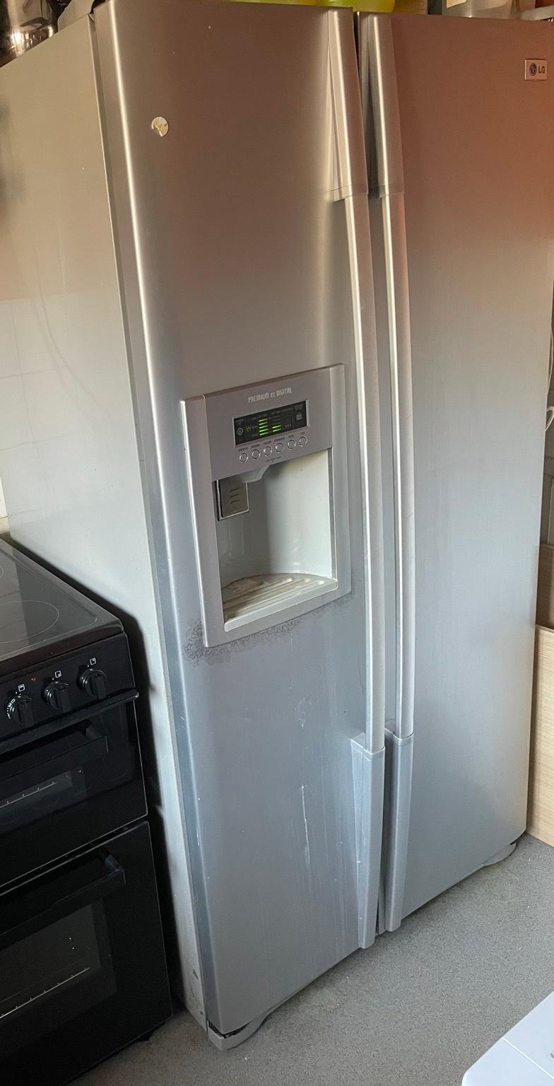 LG American fridge freezer FREE AND WORKING in CT19 Hythe für gratis