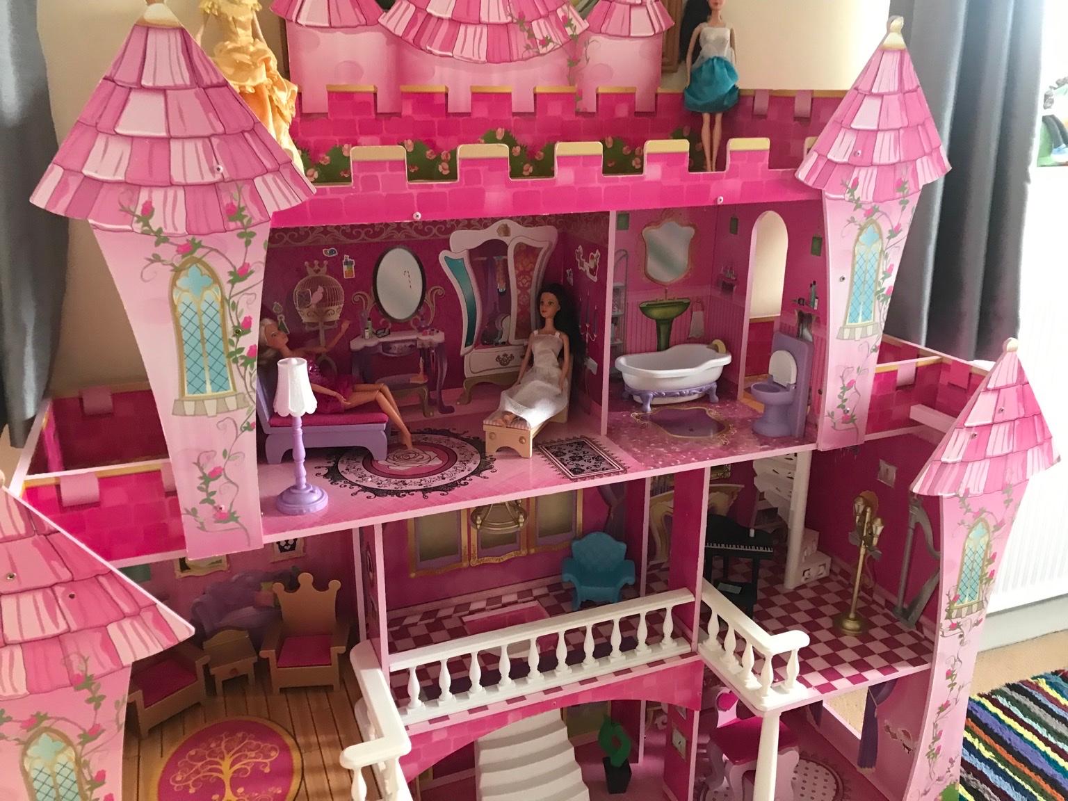 Large Barbie Dolls House in WF15 Kirklees für £ 30,00 zum Verkauf