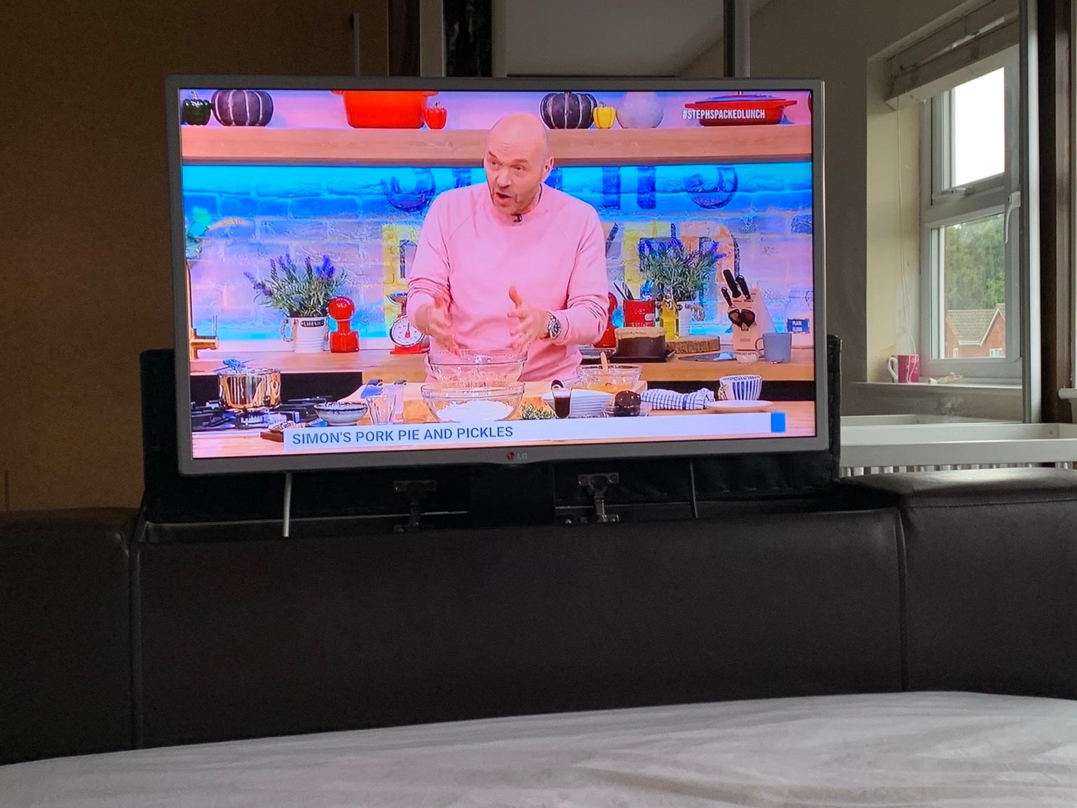 Tv double bed with LG smart tv in North Warwickshire für £ 150,00 zum