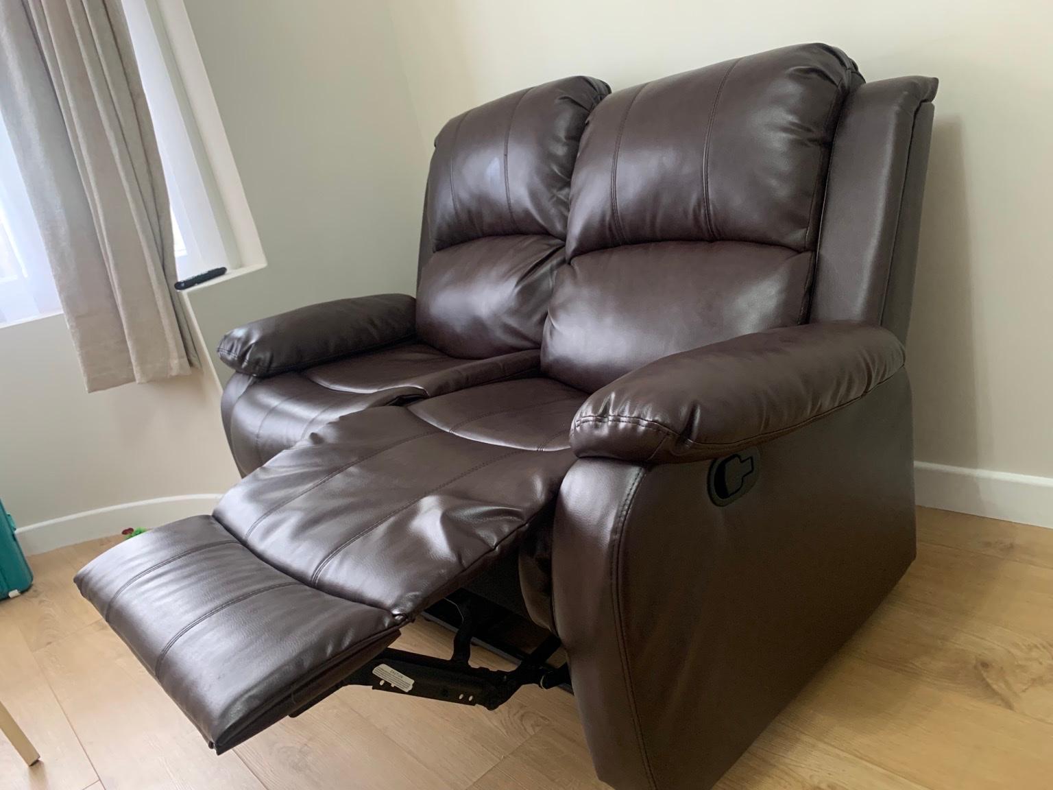 2x 2 seater leather recliner sofas in RM7 Havering für 500,00 £ zum