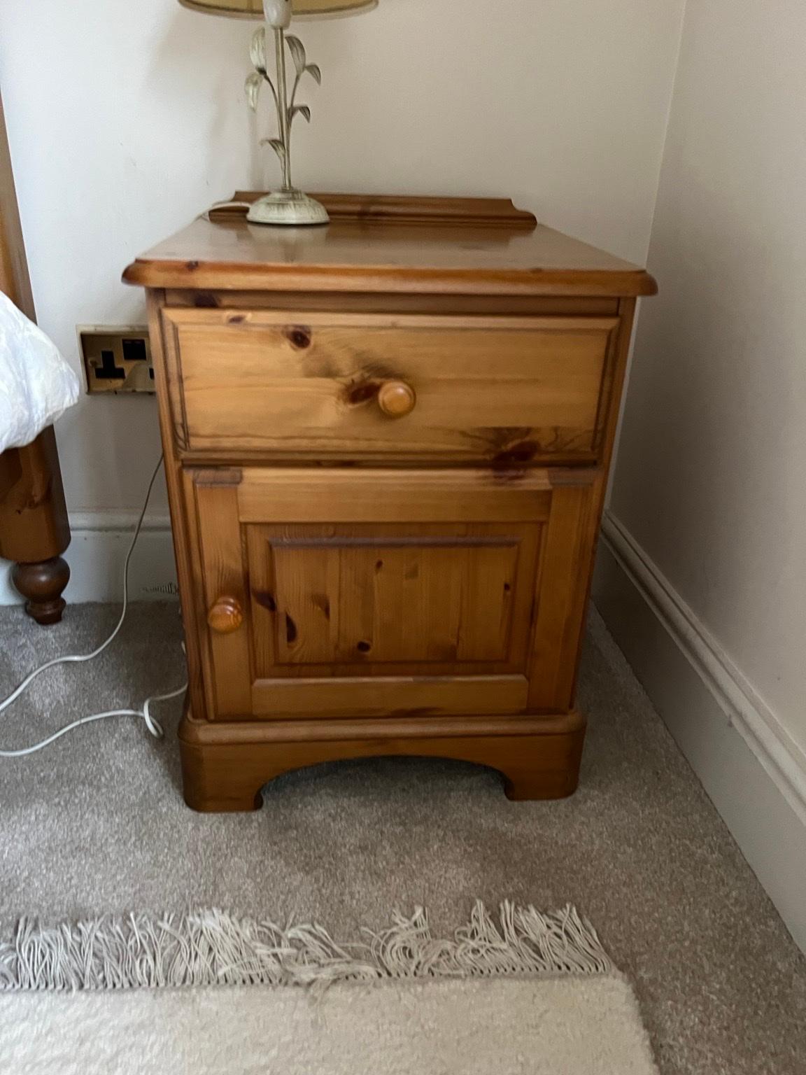 Antique pine bedside table in DY6 Dudley für £ 40,00 zum Verkauf