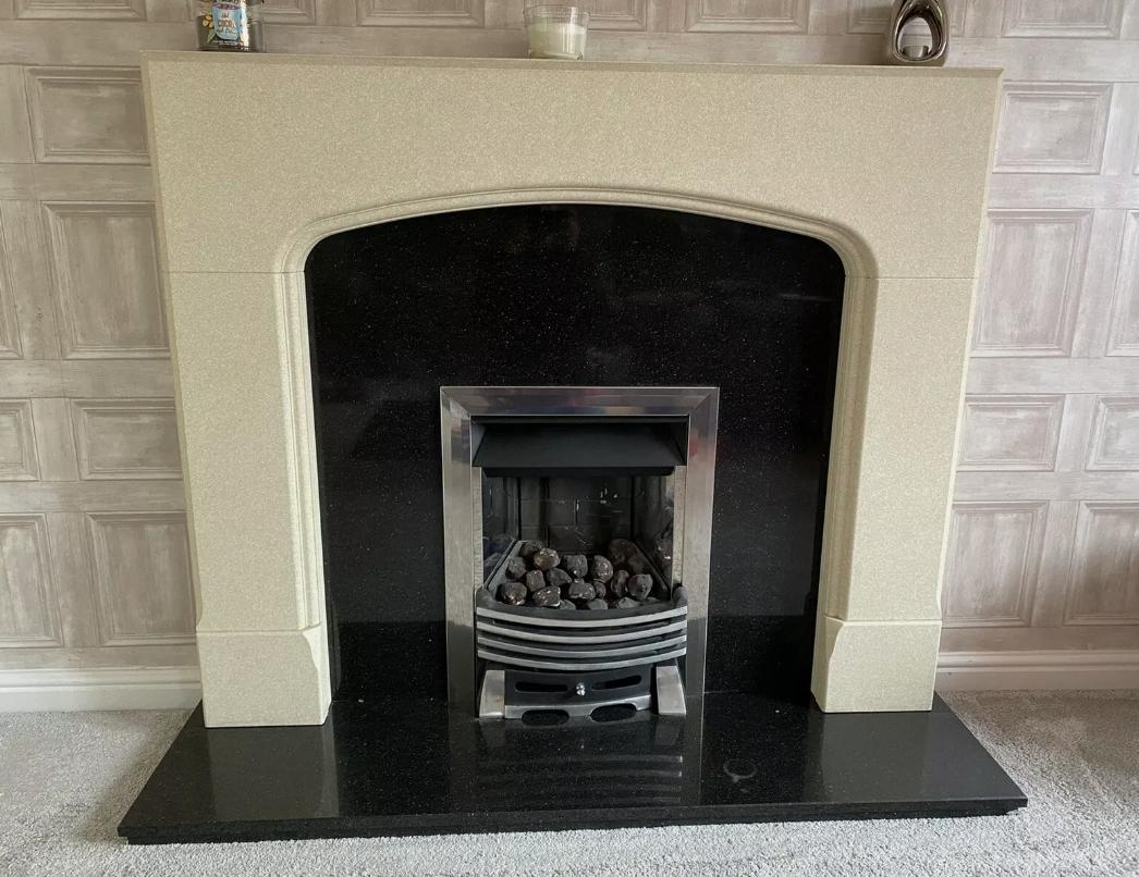 Gas heater and fireplace surround in B13 Birmingham für 120,00 £ zum