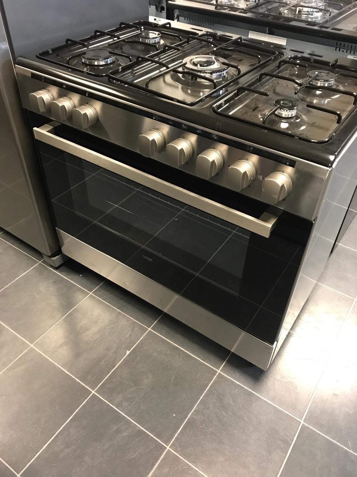 LOGIK LFTG90X18 90 cm dual fuel range cooker in Cannock Chase for £320.