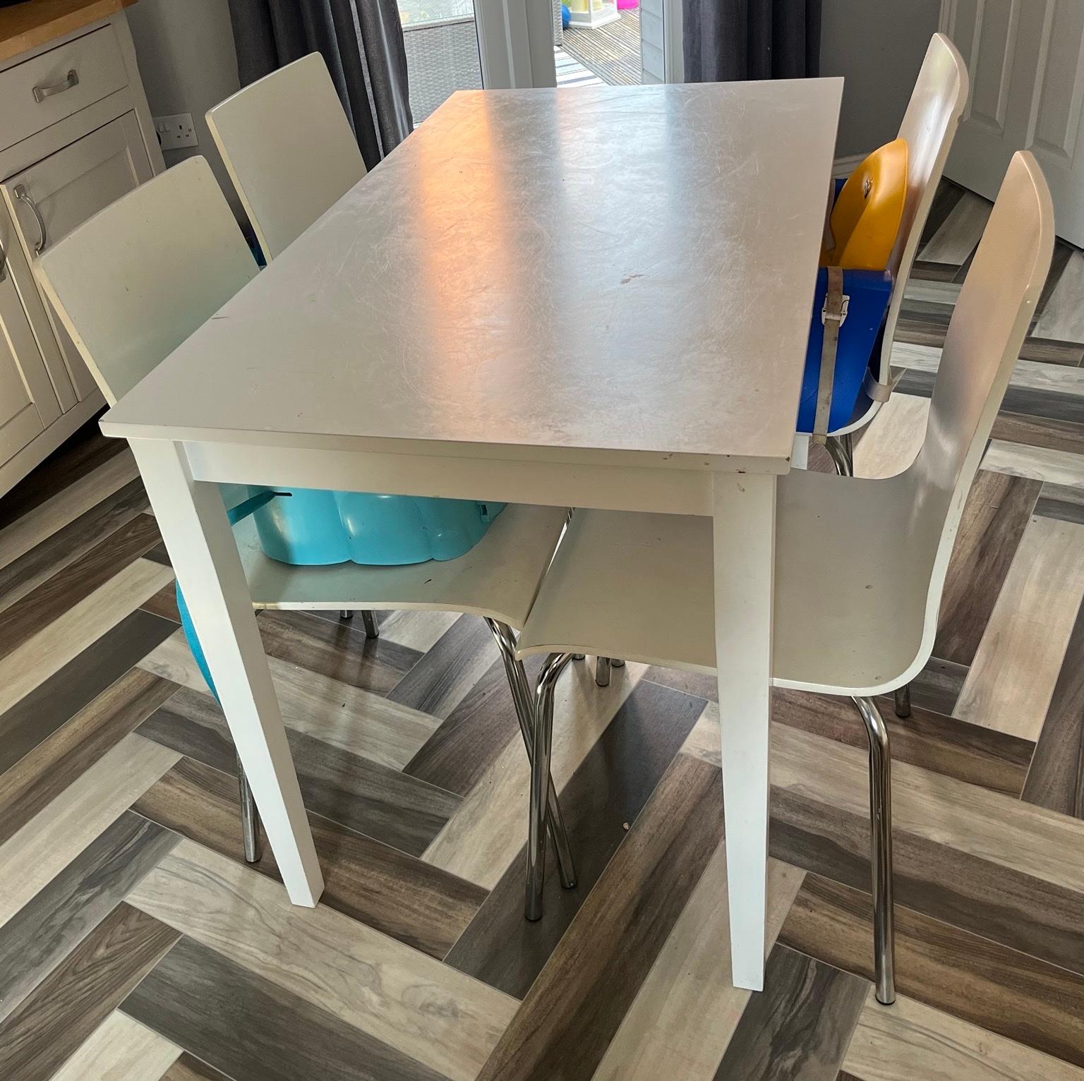FREE Dining table & 4 chairs in TF1 Leegomery für gratis zum Verkauf