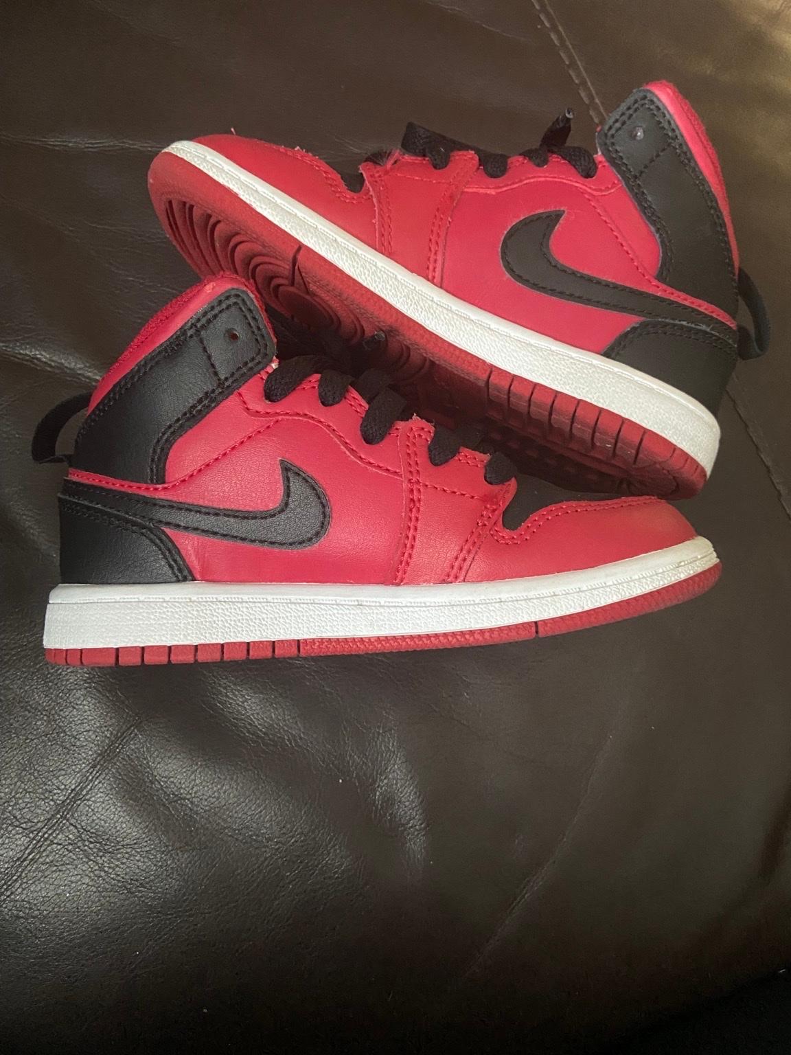 Red and black Jordan 1 mid in RM9 Dagenham für 25,00 £ zum Verkauf