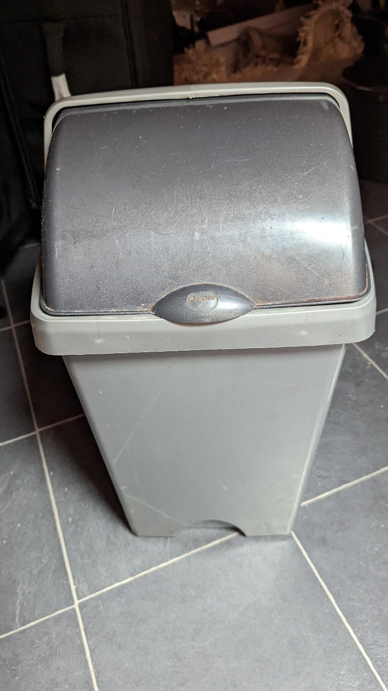 swing top bin in BL2 Bolton for £4.00 for sale Shpock