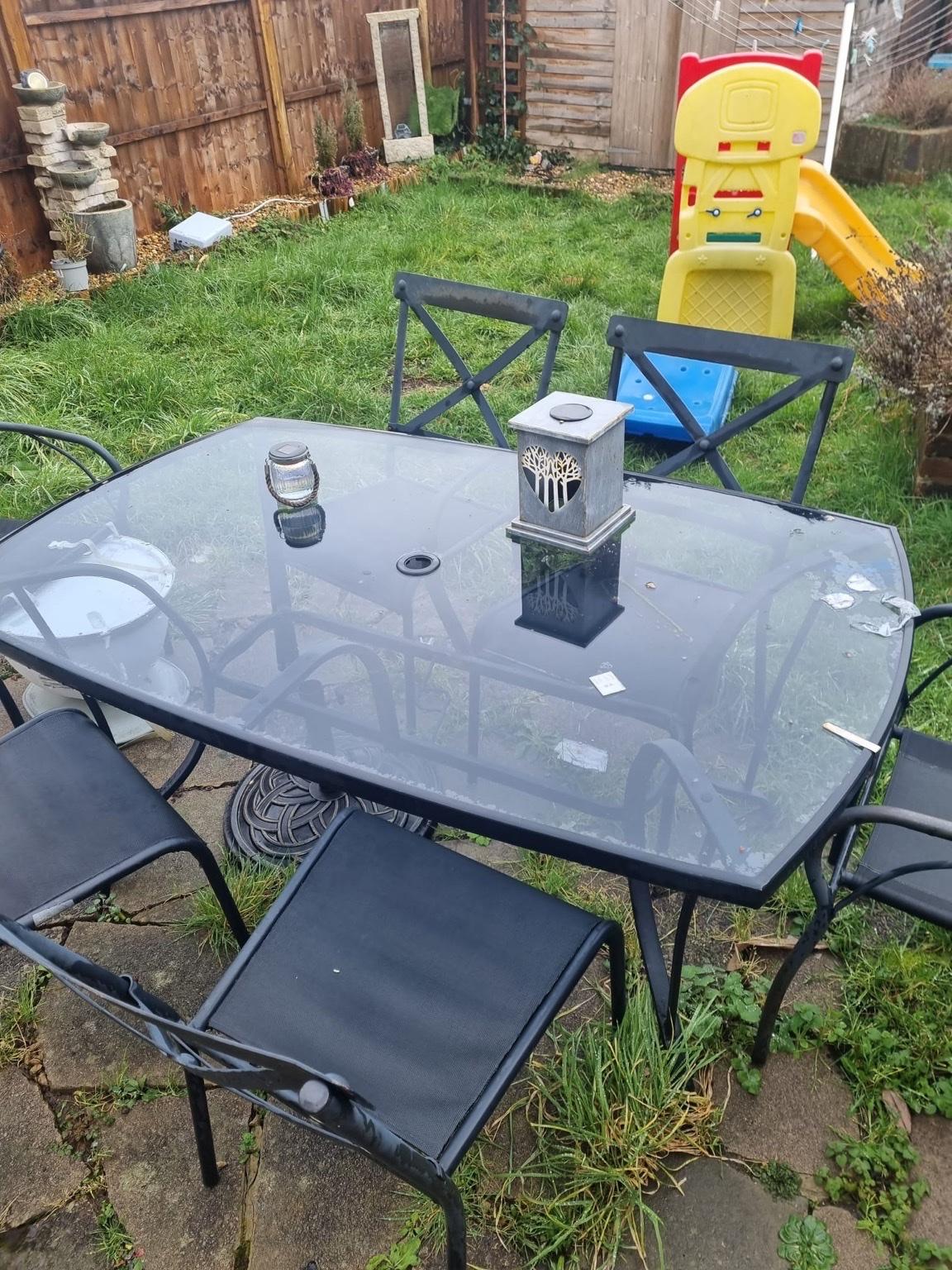 Black metal and glass garden table and chairs in KT17 Ewell für £ 40,00