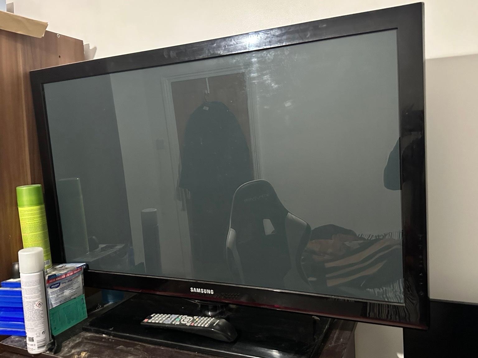 Samsung not smart 42” inch TV in E12 London Borough of Newham for £40.