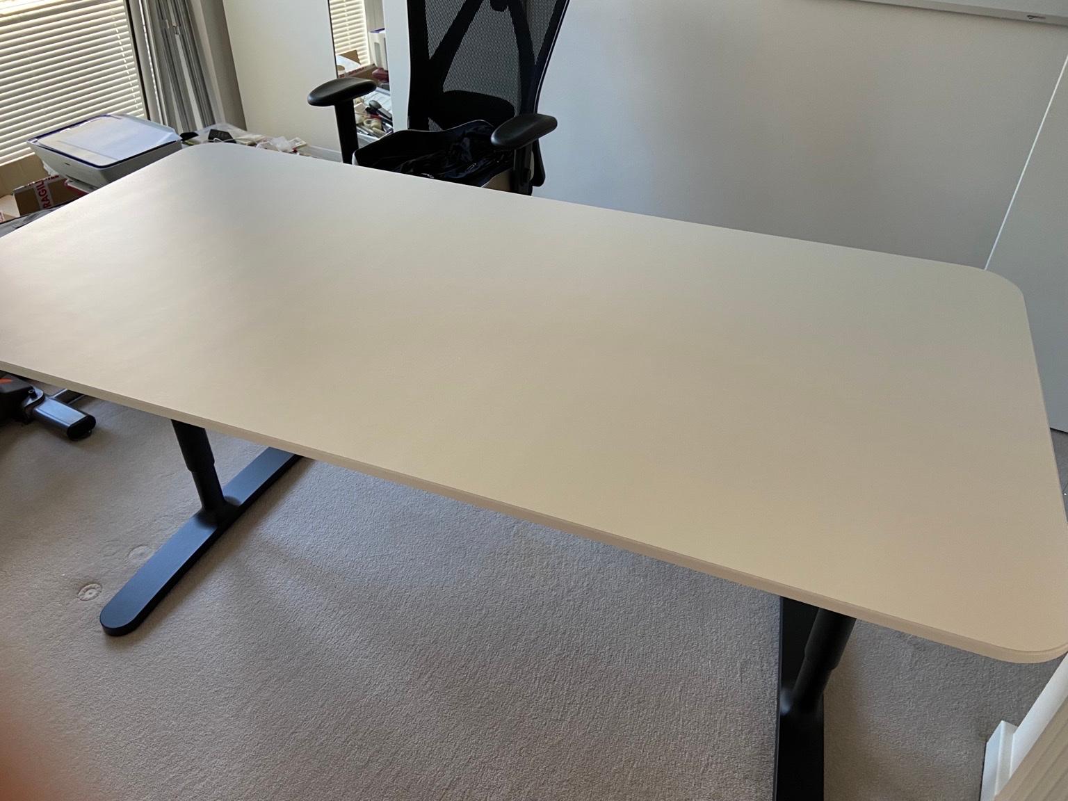 New Condition Height adjustable Bekant Desk in HA4 Hillingdon für 120