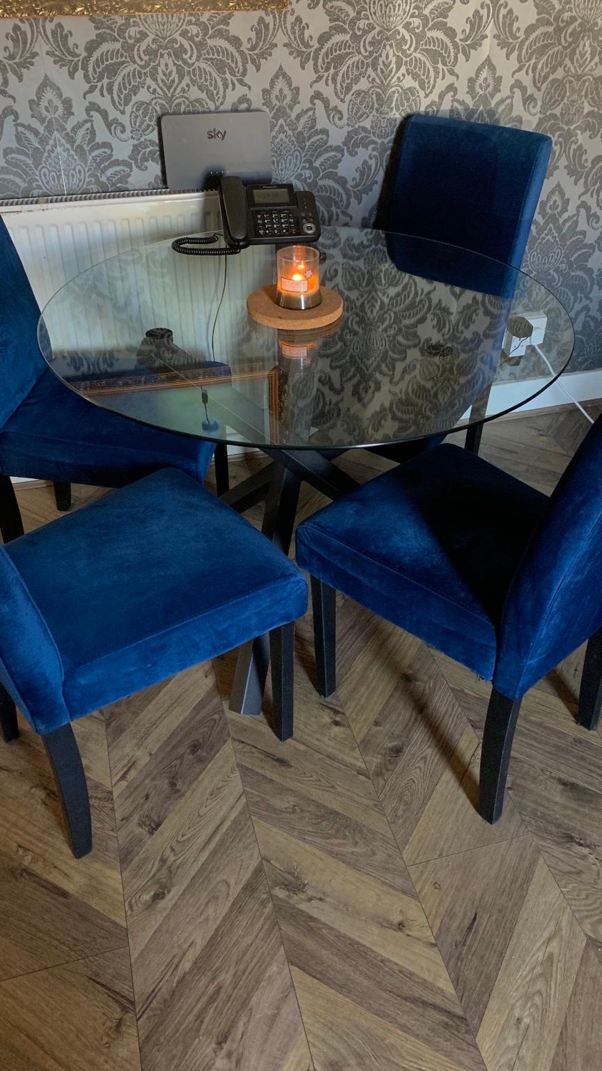 Round Dining Table (Glass) & Blue Chairs in SO50 Eastleigh für 120,00