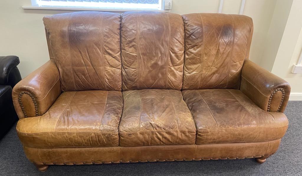 3 SEATER BROWN LEATHER STUDDED SOFA in S62 Parkgate für 70,00 £ zum