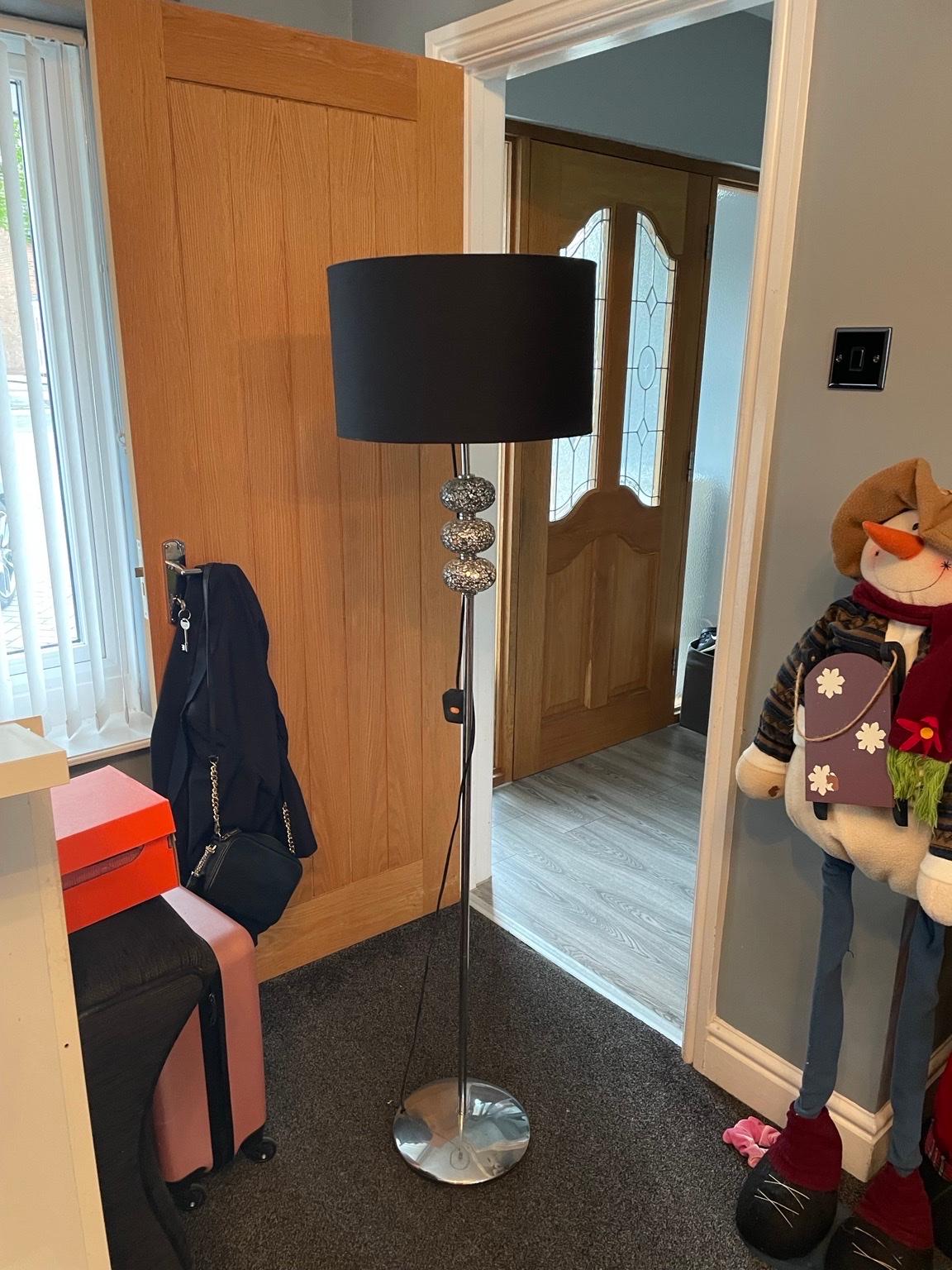 Tall floor lamp black shade and design x2 in B90 Solihull für £ 10,00