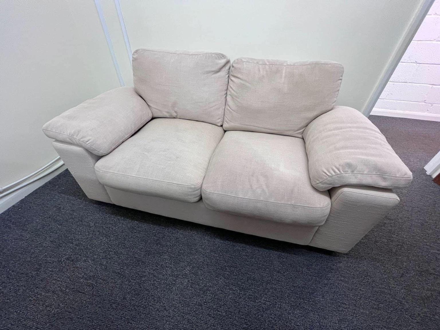 Second hand 2 seater cream sofa in S62 Parkgate für 70,00 £ zum Verkauf