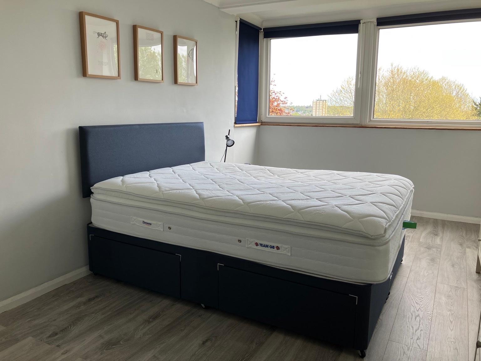 King size mattress and bed frame with storage in IG8 Londres for £150.