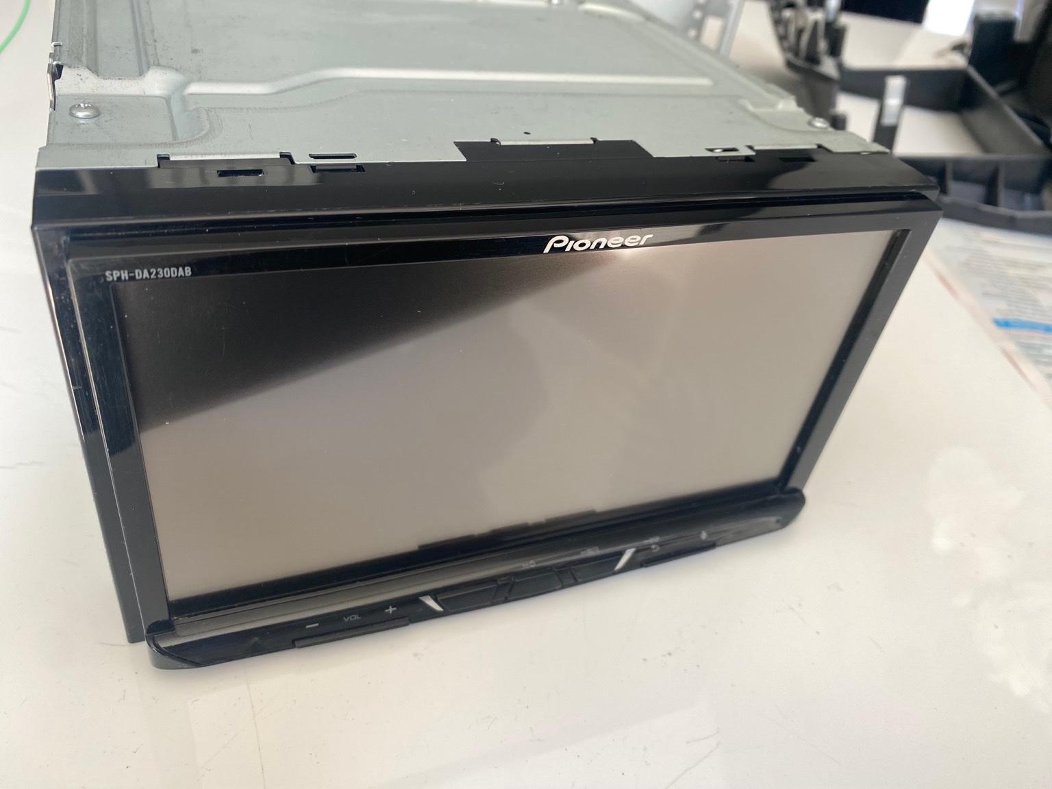 Pioneer SPHDA230DAB Apple Car Play 7" DAB+ in DY1 Coseley für 250,00