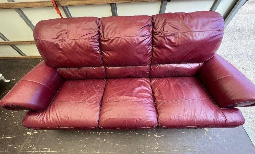 3 seater red leather sofa second hand in S62 Parkgate für 100,00 £ zum