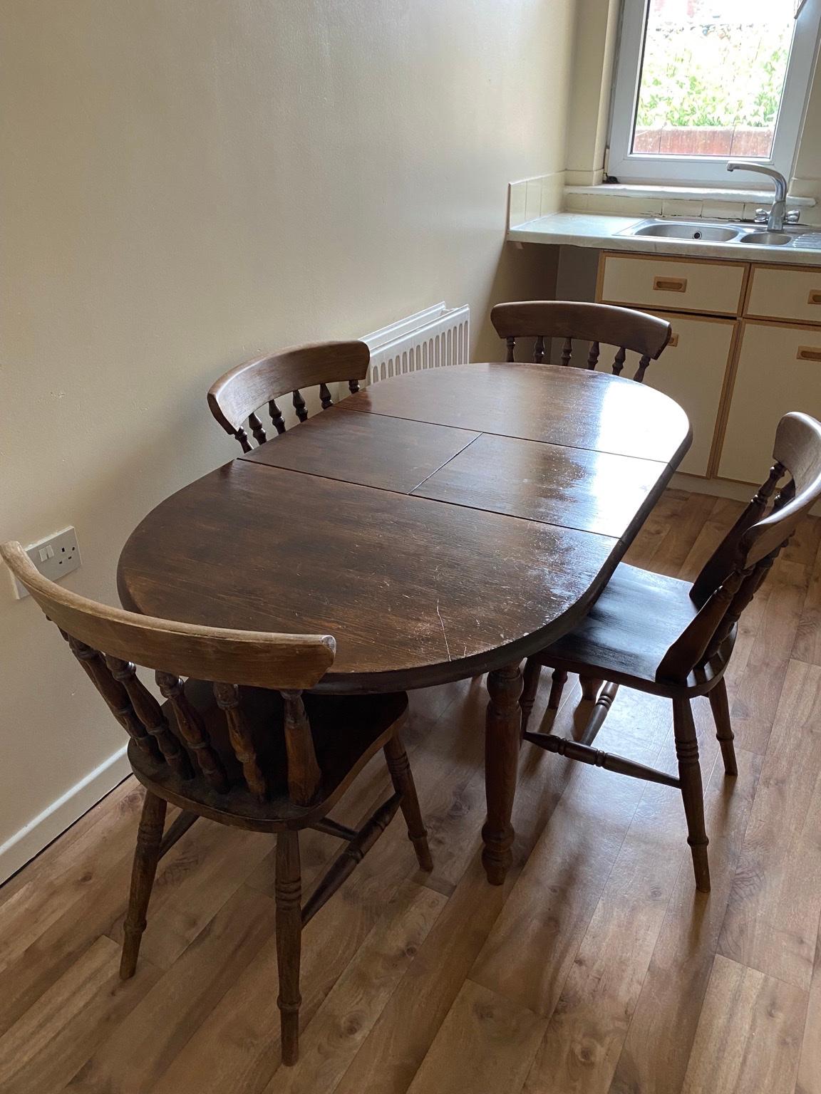 Solid wood extendable dining table and chairs in LS11 Leeds für 50,00