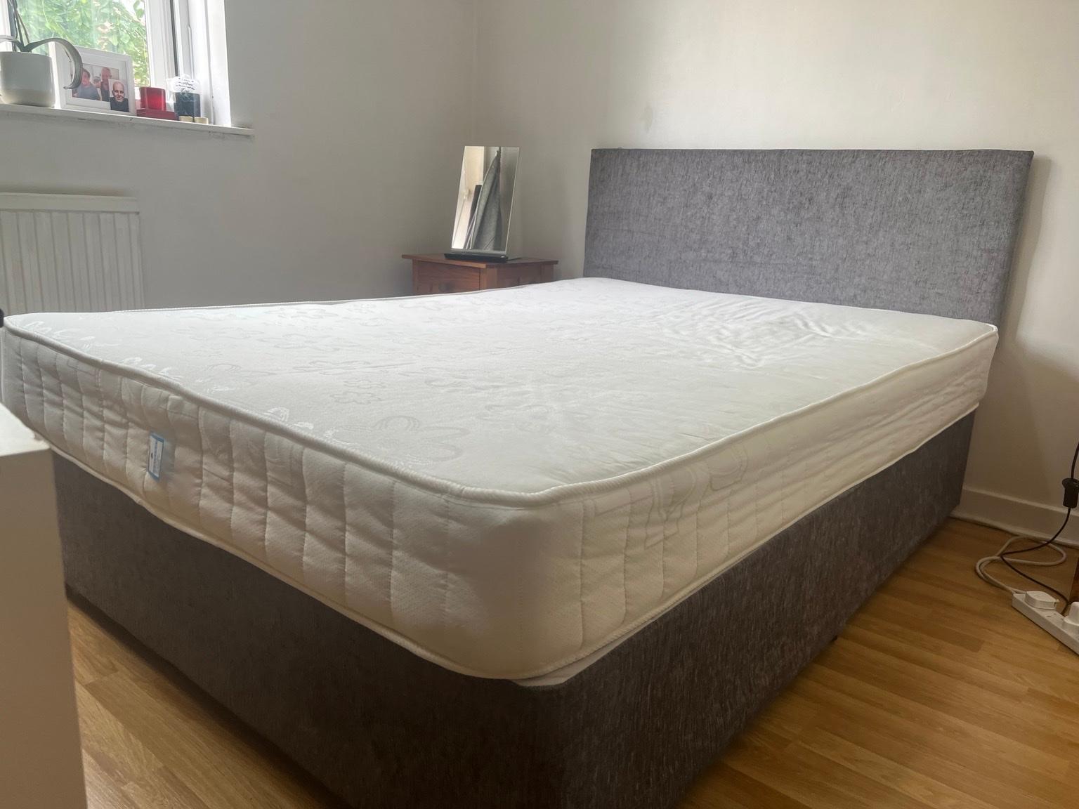 Double bed maîtresse and bed frame in SW11 London for £150.00 for sale